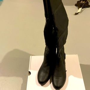 Barely worn Knee-high Boot size 8.5